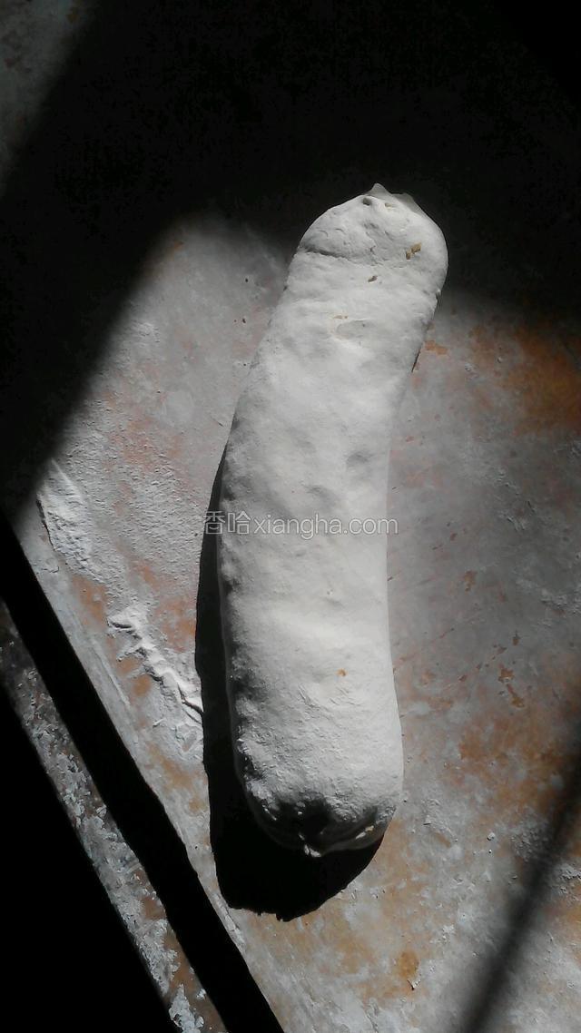 摊好肉馅后从有肉馅的一头开始卷，卷成长圆状。