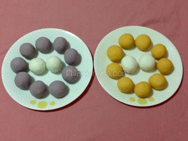 逐个包入豆沙馅儿，搓圆；