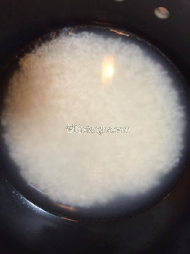 米酒太干的的话，加入适量的冷水。