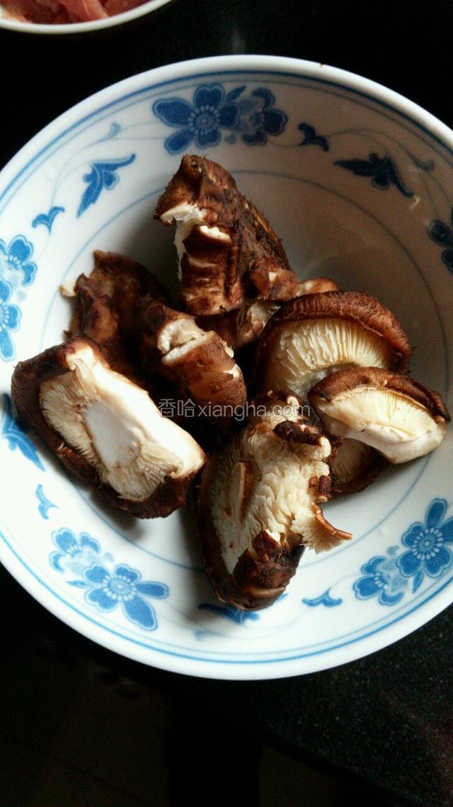 香菇洗净，切片