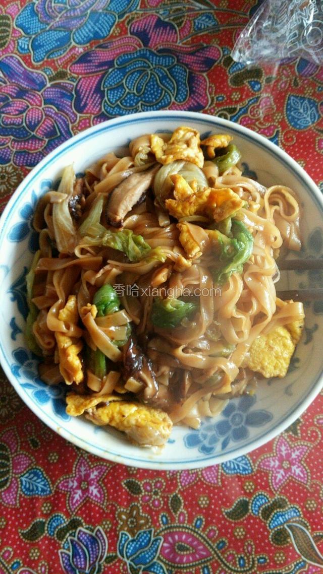 锅内放入橄榄油，先翻炒生菜，装盘待用