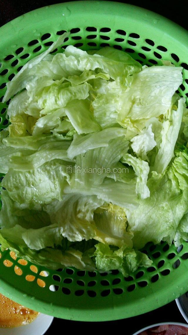 生菜洗净，撕成小块