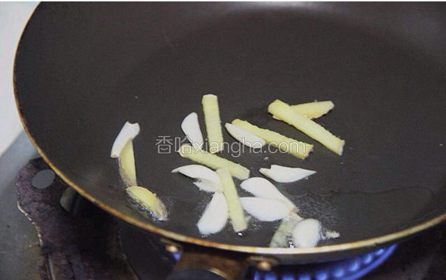 锅里倒少量油，加入剩下的姜丝蒜片炒出香味