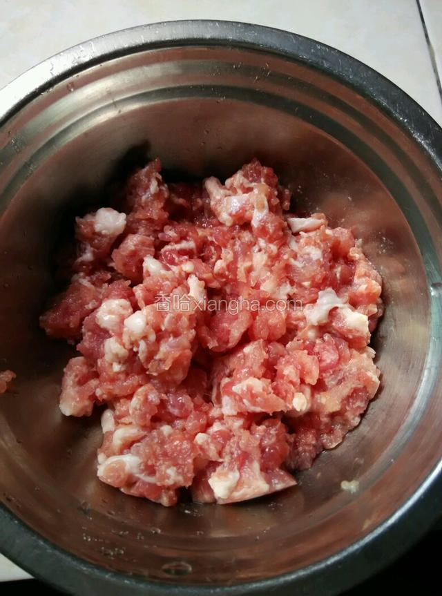 剁好猪肉馅，准备调料