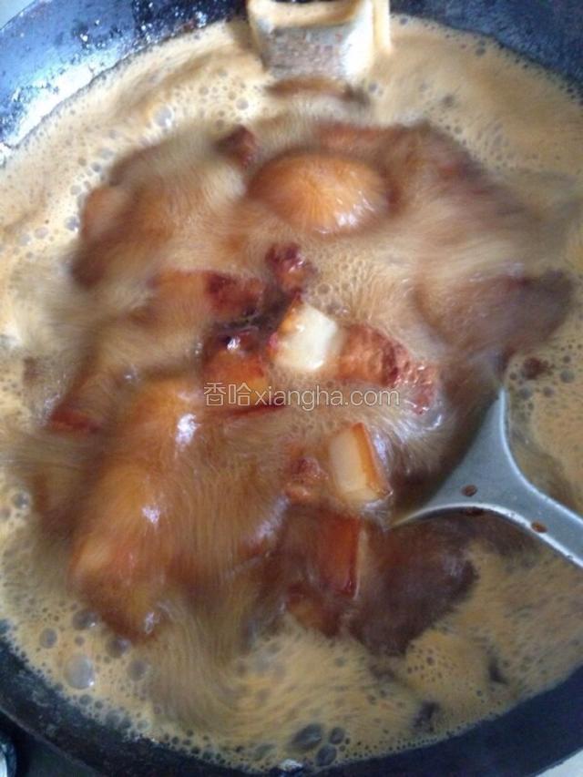 3.另烧一锅开水，水开后兑入炒锅中，放入一个炖肉料包，炖煮五花肉，水开后，开小火，盖紧锅盖，慢慢炖肉，大约1-1.5小时以后肉就烂熟了。
