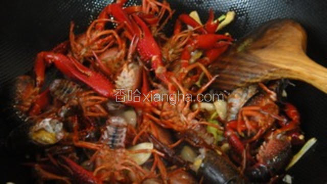 干辣椒约变色时，放入小龙虾大火爆炒。
