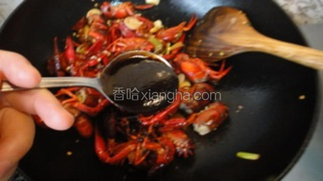 至虾壳变红时，倒入一勺甜酱继续翻炒上色。
