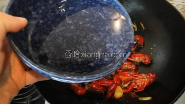 放入一碗水约和龙虾齐平。

