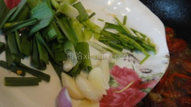 再放入剩下的青蒜，香葱和蒜片等炒匀。
