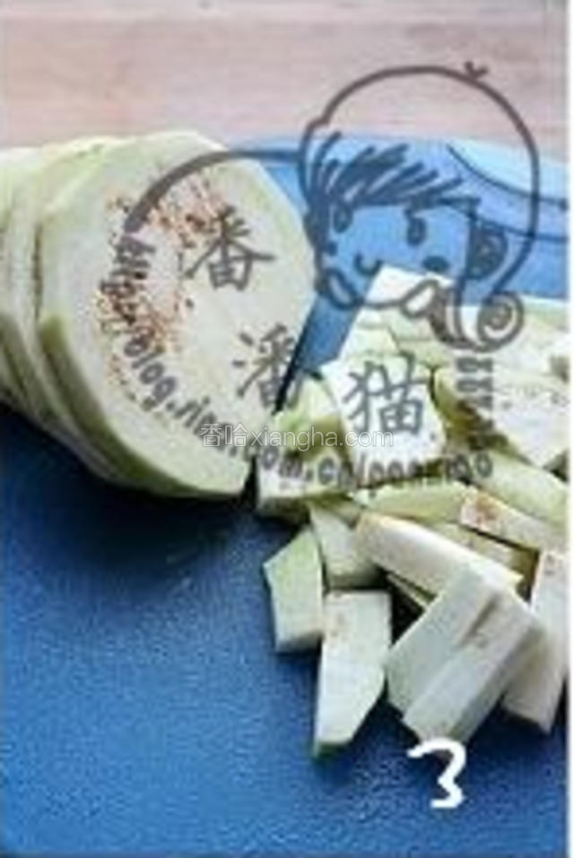 3.把茄子切成自己想要的形状。
