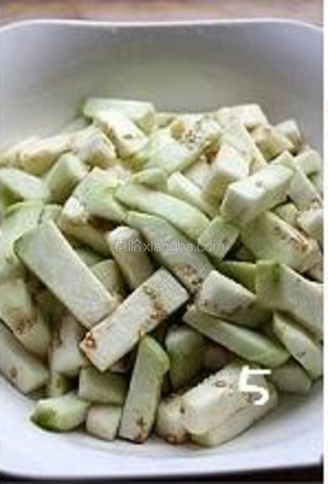 5.把盐和茄子丁搅拌均匀。

