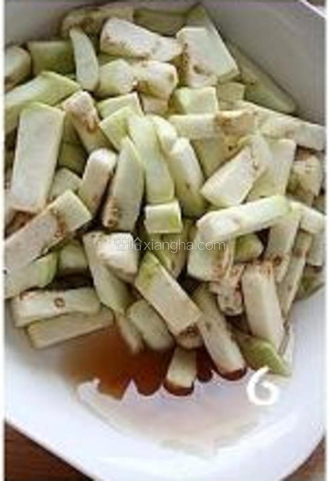 6.等上半个小时左右,茄子会渗出很多的水。
