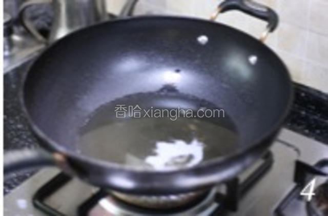 炒锅倒入比较多的油，大火烧至八成热。