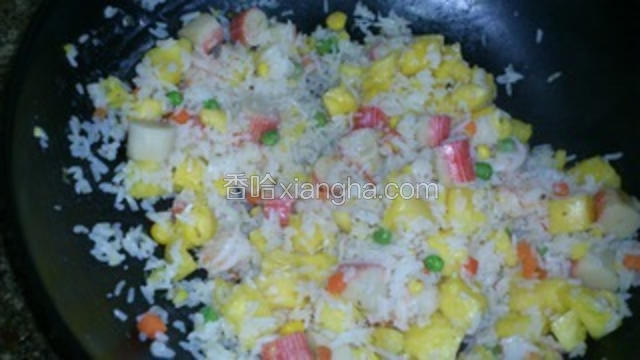 加菠萝块（可适量加入菠萝汁），加盐，翻炒均匀后起锅，可以取一部分装到菠萝容器里
