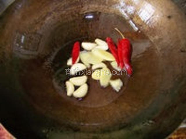 2.热锅，先下玉米油，待油温升至7成，下麻油，待油温升至6成热时下蒜子、姜片、干辣椒煸香
