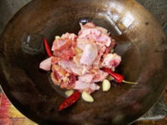 3.下鸡块，翻炒至鸡肉变色
