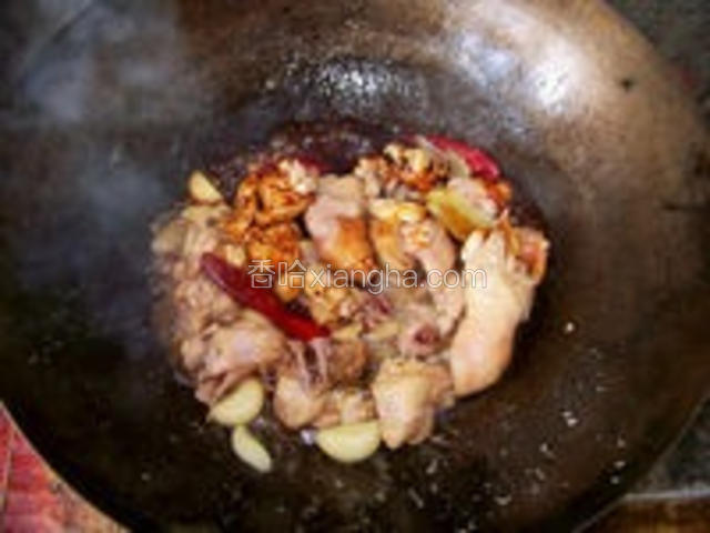 4.下酱油翻炒均匀，让鸡肉均匀上色
