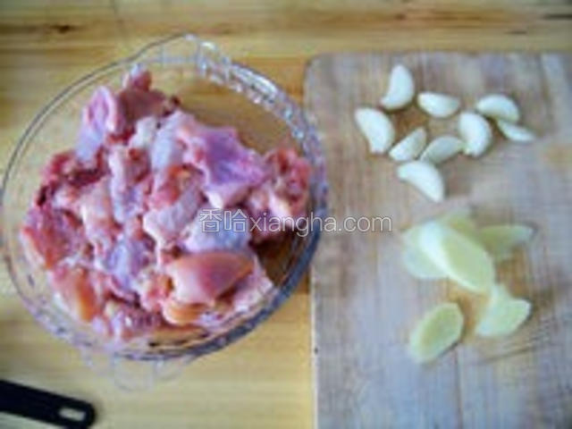 1.鸡肉斩大块，流水冲尽血水，大蒜去皮成整蒜子，生姜切片待用
