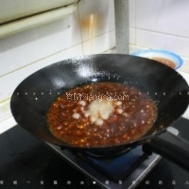 烹入糖醋味汁，小火熬制，直到锅里汤汁冒泡后，浇入一勺油，这样汤汁颜色更好看，味道也更浓郁。
