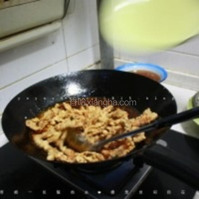 转中火，倒入里脊条翻炒均匀。
