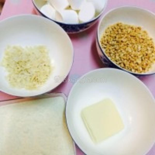 1.准备食材！食材可以根据自己的口味调节内容和份量的！奶粉我用的是甜奶粉！
