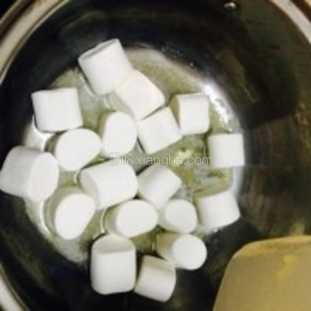 3.黄油融化成水后加入棉花糖，搅拌至全部融化，与黄油充分混合！
