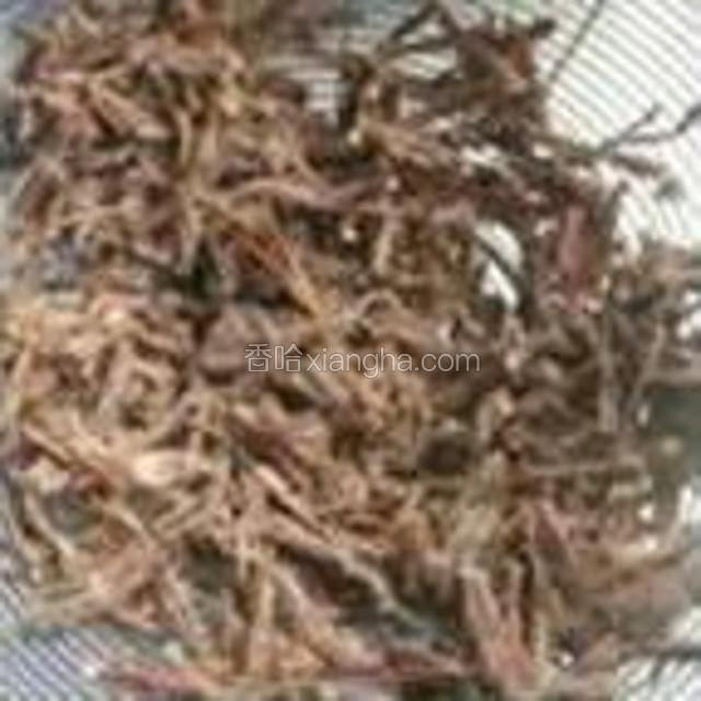 经过一个白天的风干之后，灯影牛肉丝的制作可以继续进行了。
