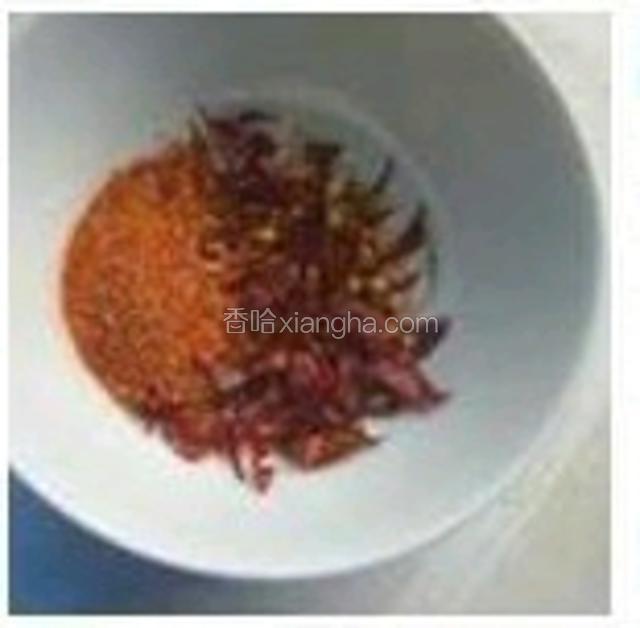 把干辣椒剪成丝，配上辣椒粉。锅中放油，将八角掰碎和花椒一起放入锅中，用小火煸炒。待花椒和八角微糊时，捞出八角和花椒。
