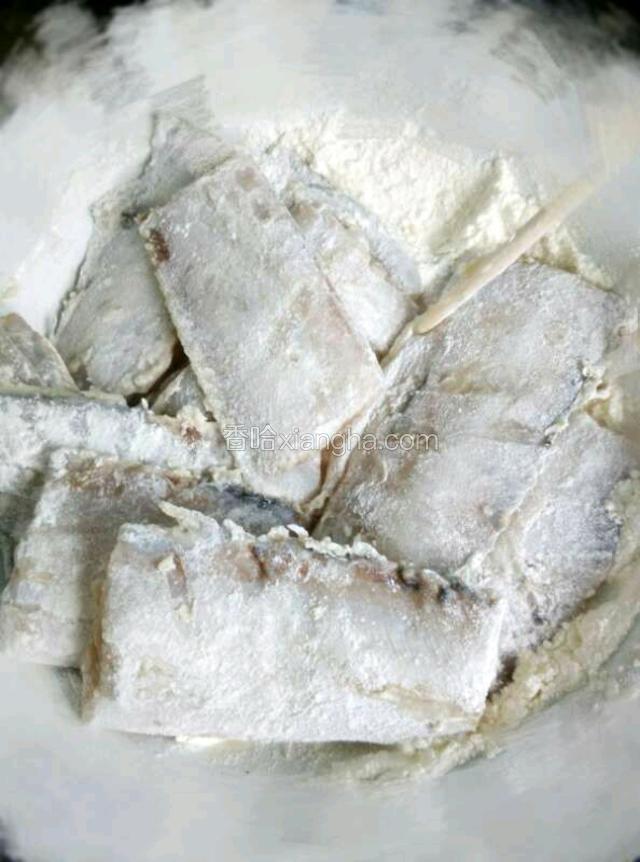 刀鱼切6cm的段，用白酒盐姜蒜腌10分钟，拍面粉。