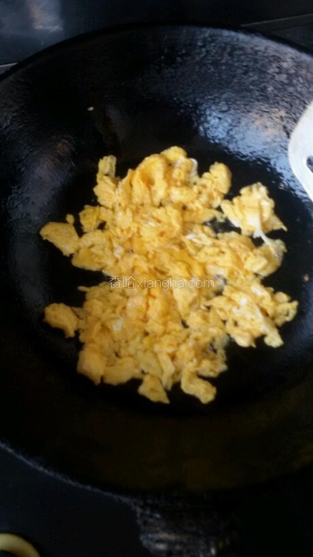 油热炒鸡蛋用饭铲炒碎