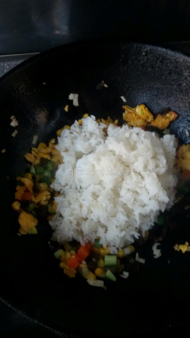 放剩米面翻炒均匀加适量盐继续翻炒片刻出锅