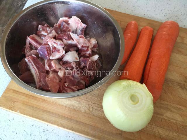 锅里放油，不要多，油热了炒羊肉。

