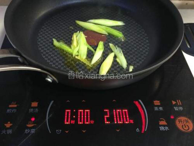 炒锅烧热加油，下姜、蒜爆香。