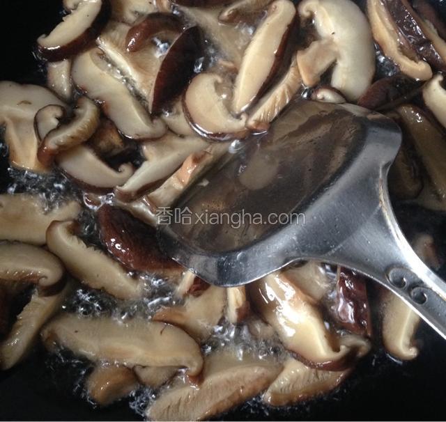 打卤面浇头做法：
炒锅里加入适量食用油，油温七成，倒入切成片的香菇，炒香。炒的时候可以加入适量的水，多炒一会儿。这样可以稍微把香菇的香味煮出来。