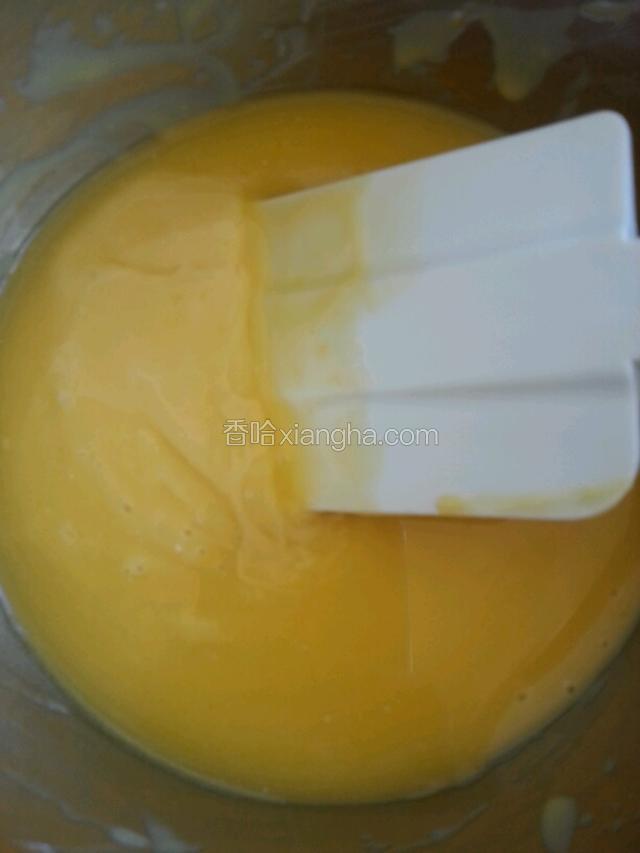 液态黄油倒入面糊，切拌均匀