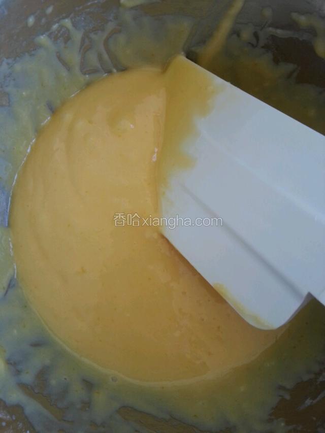 普通面粉玉米淀粉混合过筛，筛入蛋糊里，切拌均匀