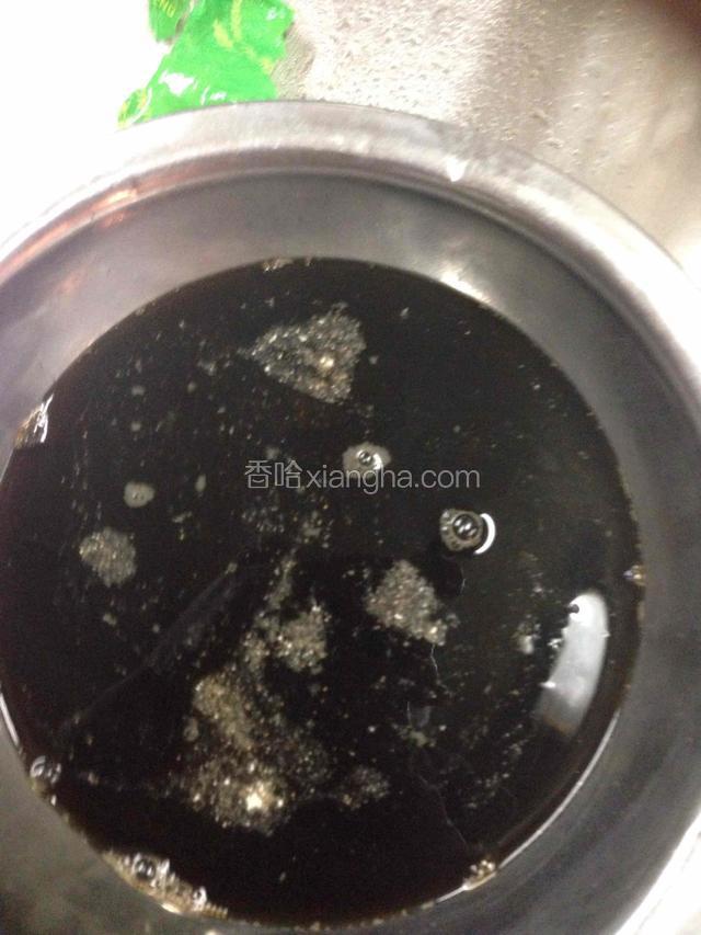 将调料兑好汁