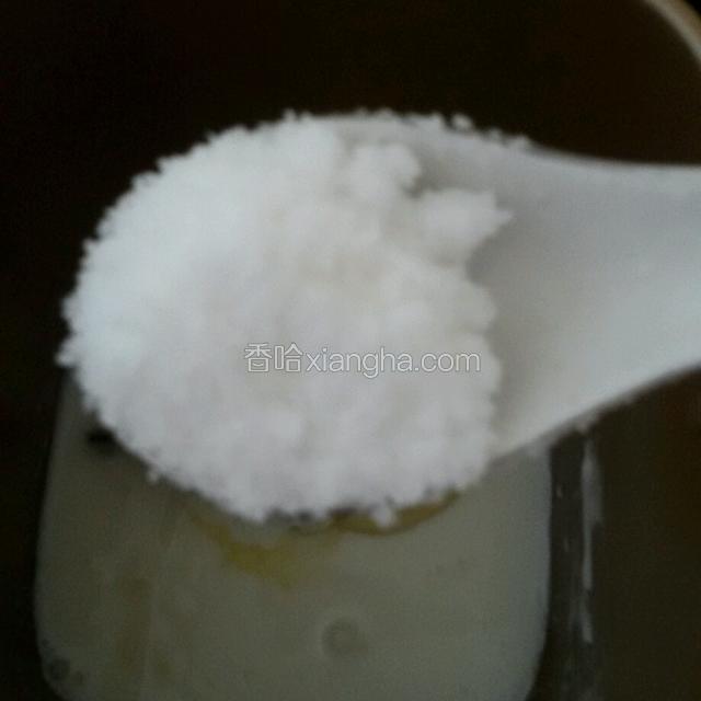 绵白糖10克下入面包机。