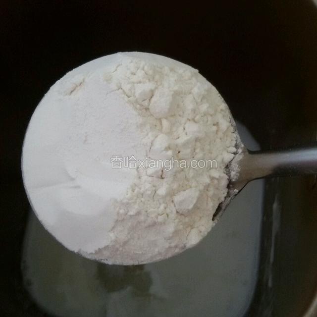 高筋面粉200克放入面包机