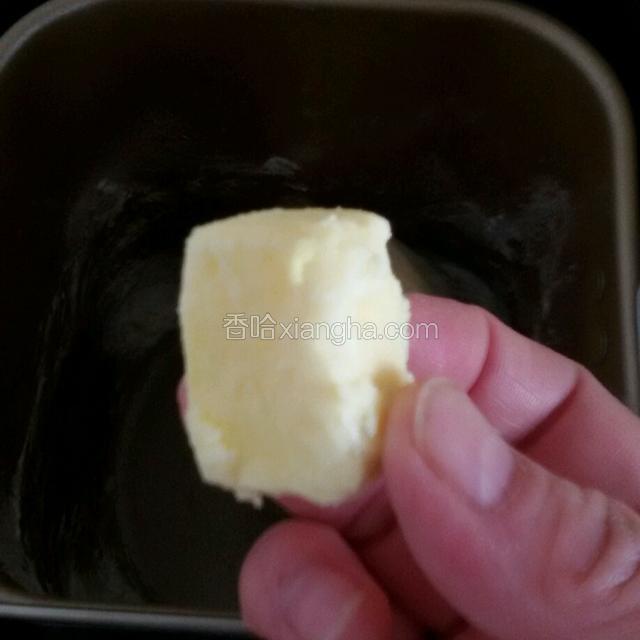 黄油放入正在转动的面包机继续和面制听到面包机滴答声就好了。