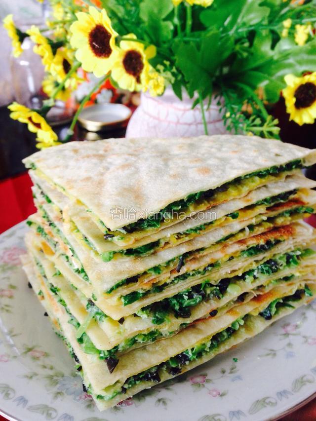 鸡蛋凝固后取出，将韭菜饼切成4块即可食用。