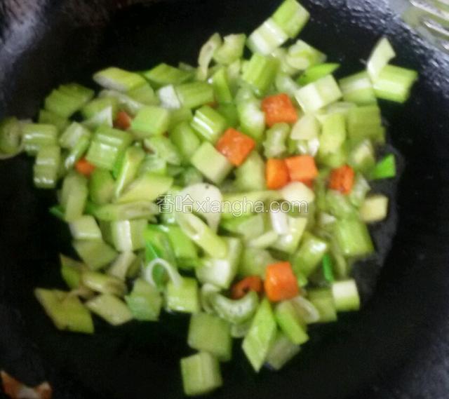 出香味先放芹菜煸炒。