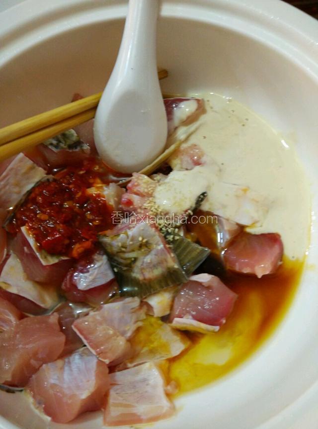 鲤鱼洗净，剁块状。将蛋清，料酒，郫县豆瓣，鸡精，淀粉一起加到鱼肉里，拌匀，腌5 _10分钟。