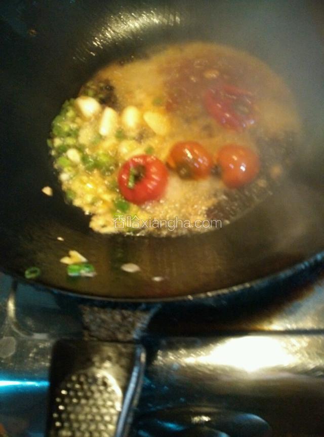 将蒜，姜，灯笼椒，郫县豆瓣下锅爆炒至有香味。
