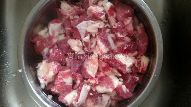 牛肉切小块放凉水中拔出血水捞出控干水份。