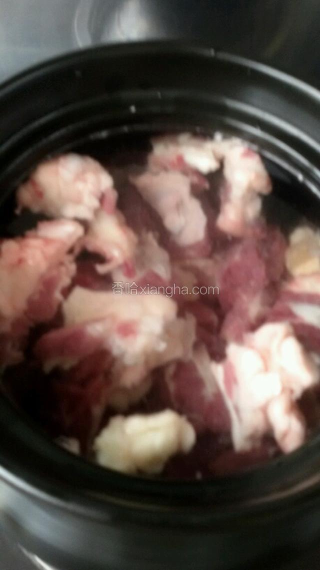 这时砂锅放凉水把牛肉块下入水摸过肉。