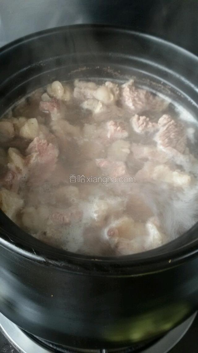 大火煲开锅去浮沫下入调味料。