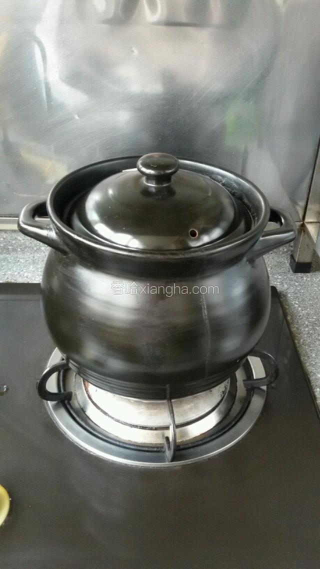 盖上盖开始煲牛肉汤，1个半小时即可。
