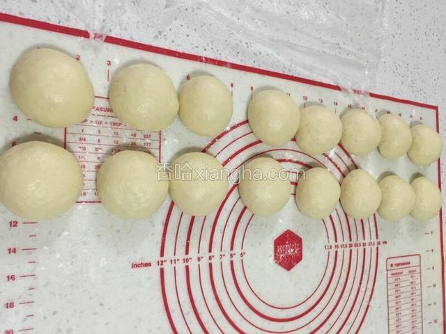 所有材料放面包机里，和面功能一次，发酵面团功能一次！发酵至两倍大时把面团取出来排气，尽量多揉一会儿！分割成大概60克左右一个的小面团，滚圆