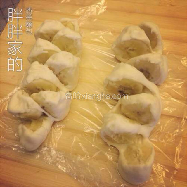 用剪刀左右剪下去，注意不要剪短哦！然后烤箱38度发酵40分钟，下面放一碗开水，发酵完后，180度烤25分钟、出炉